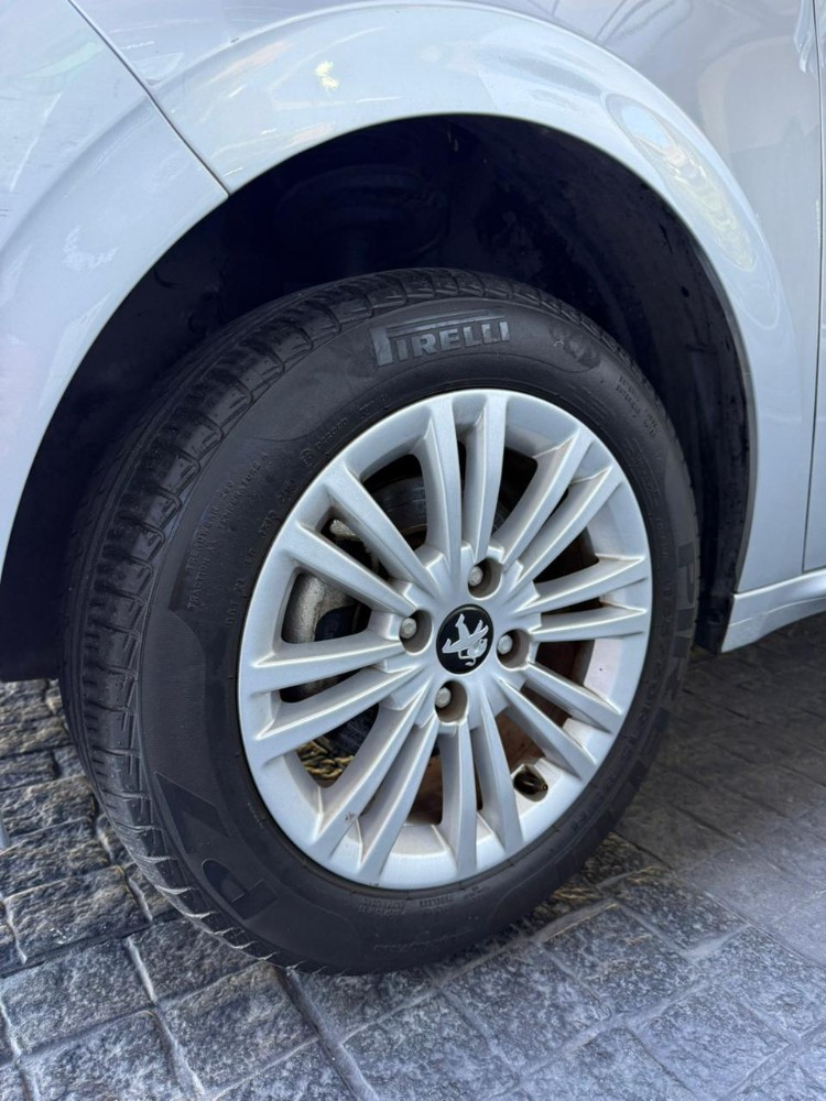 Peugeot 208 Allure — foto 12